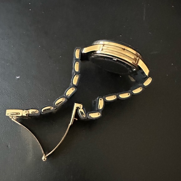 Michael Kors womens watch. Black on gold - Picture 2 of 2